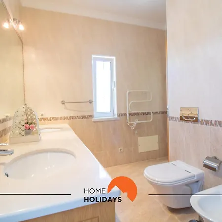 Holiday home #297 Espacosa Vivenda V5 By Holidays *